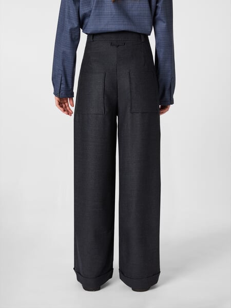 Pantalon pour femme Bleu foncé, présenté sur un modèle