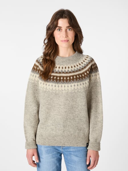 Pull à col rond pour femme Gris-caramel, présenté sur un modèle