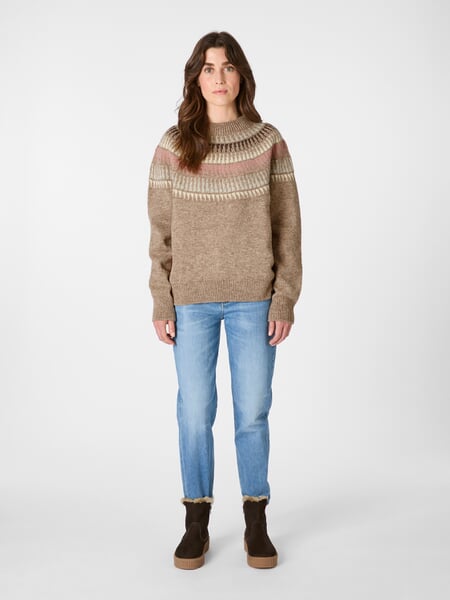 Dame-rundhalsbluse Beige-rosé, præsenteret på en model