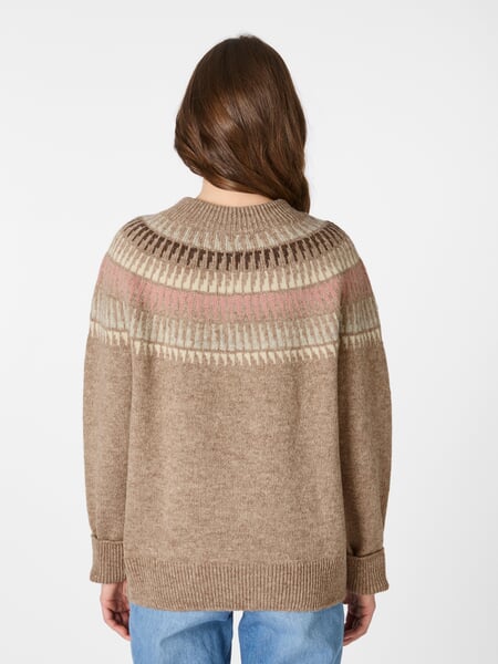 Pull à col rond pour femme Beige-rosé, présenté sur un modèle
