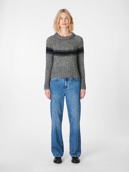 Jacquard-trøje til kvinder Gråmeleret, præsenteret på en model