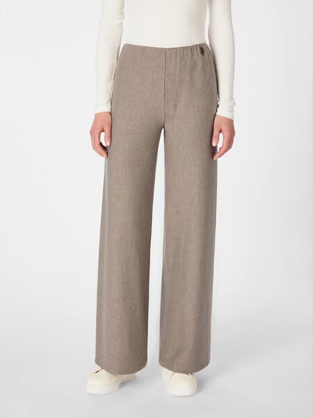 Pantalon pour femme à taille élastique Beige, présenté sur un modèle