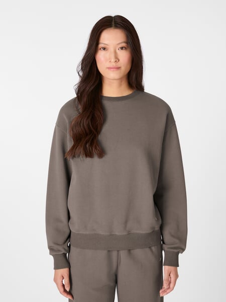 Damesweatshirt Taupe, præsenteret på en model