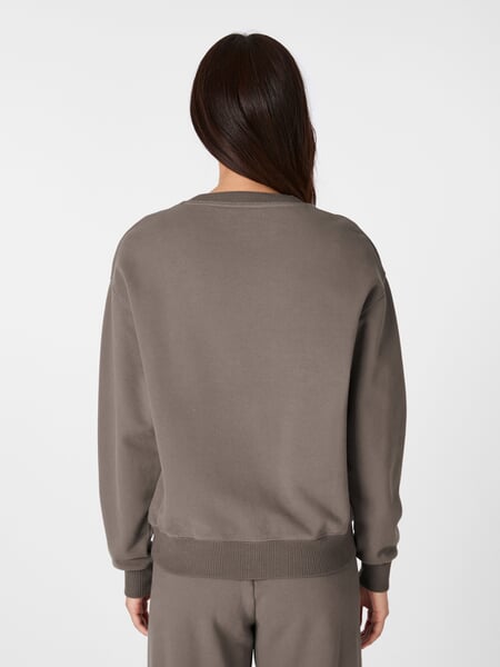 Damesweatshirt Taupe, præsenteret på en model