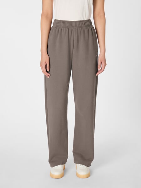 Sweatpants til kvinder Taupe, præsenteret på en model
