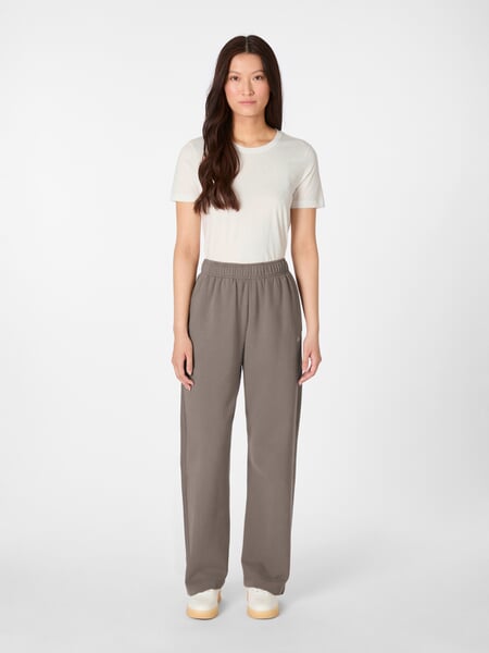 Sweatpants til kvinder Taupe, præsenteret på en model