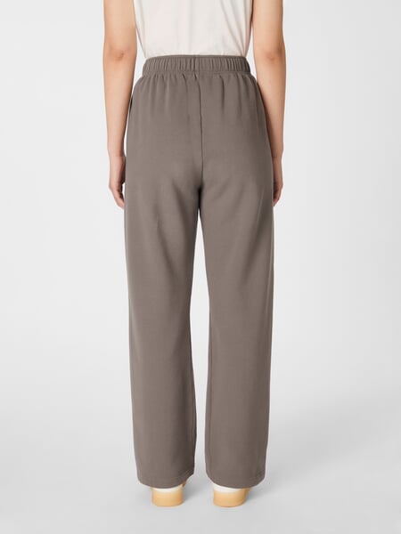 Sweatpants til kvinder Taupe, præsenteret på en model