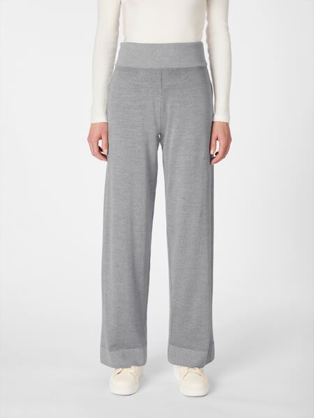 Damesgebreide broek Lichtgrijs, gepresenteerd op een model