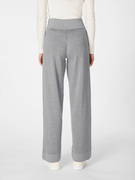 Damesgebreide broek Lichtgrijs, gepresenteerd op een model