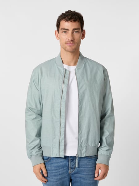 Blouson i hør til mænd Isblå, præsenteret på en model
