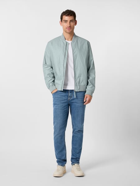 Blouson i hør til mænd Isblå, præsenteret på en model
