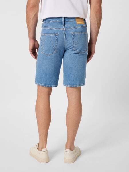 herenjeansshorts Denim, gepresenteerd op een model