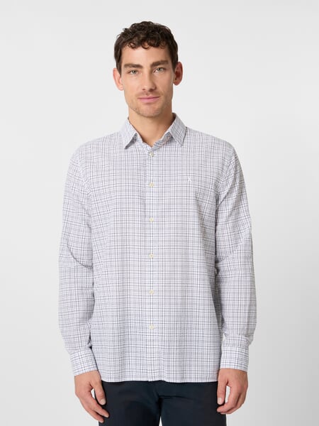 Herenoverhemd seersucker Wit-Navy, gepresenteerd op een model