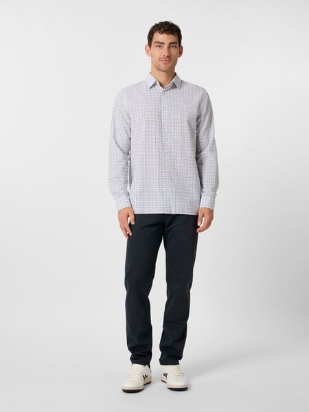 Herenoverhemd seersucker Wit-Navy, gepresenteerd op een model