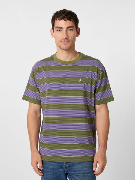 T-shirt à rayures pour hommes Vert olive-mauve, présenté sur un modèle