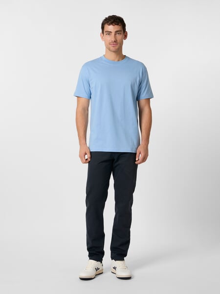 T-shirt en coton pour homme Bleu clair, présenté sur un modèle