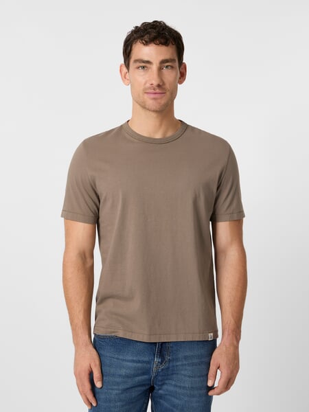 Men's T-shirt TEE02 Taupe, presented on a model