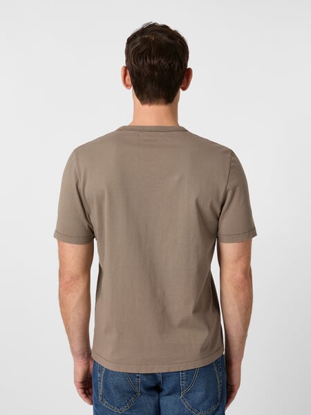 Heren-T-shirt TEE02 Taupe, gepresenteerd op een model