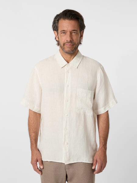 Chemise en lin à rayures pour homme Pierre blanche, présenté sur un modèle