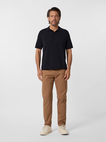 Men's knitted shirt buttoned Navy, presented on a model
