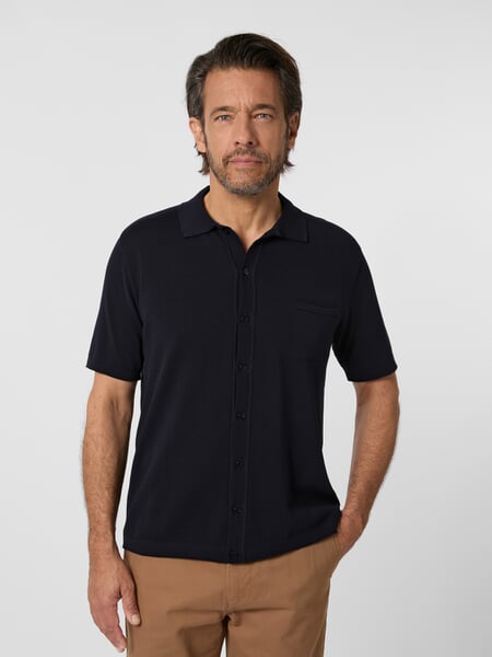 Men's knitted shirt buttoned Navy, presented on a model