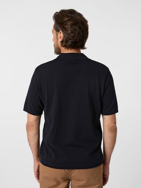 Men's knitted shirt buttoned Navy, presented on a model