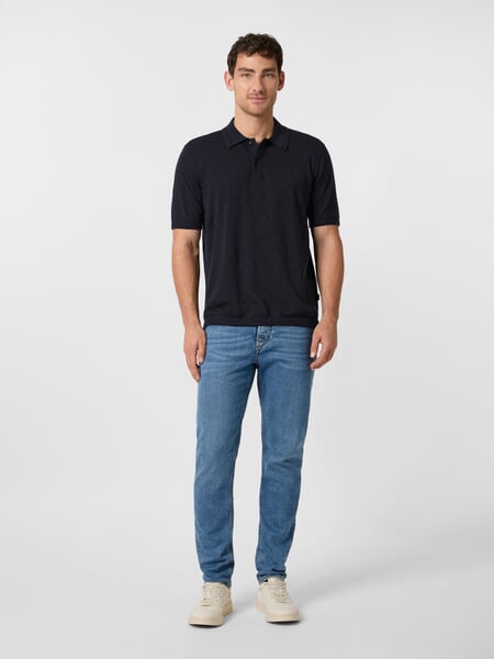 Gebreide polo voor heren Navy, gepresenteerd op een model