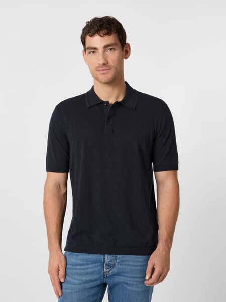 Gebreide polo voor heren Navy, gepresenteerd op een model