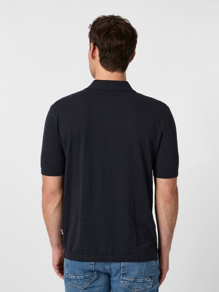Gebreide polo voor heren Navy, gepresenteerd op een model