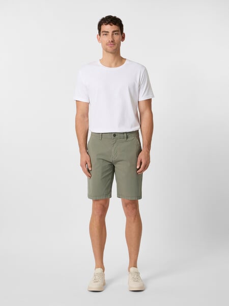 « shorts chino pour homme » Vert clair, présenté sur un modèle