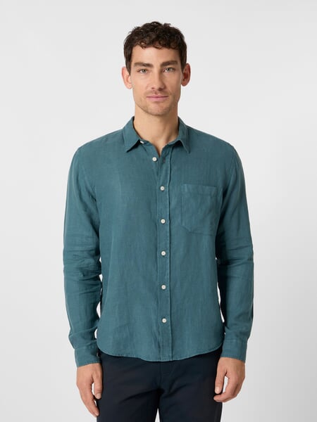 Chemise en lin pour homme Pétrole, présenté sur un modèle