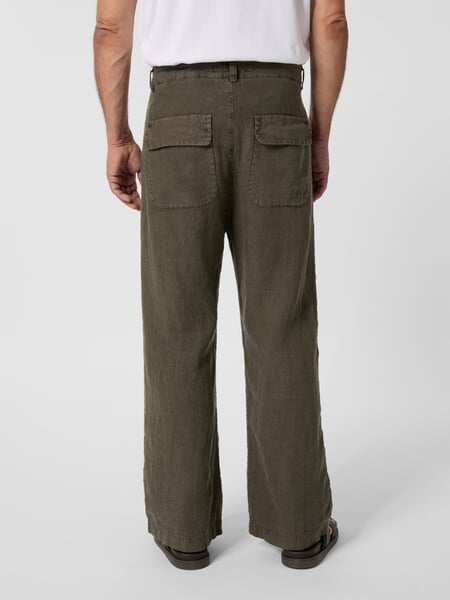 Herren-Leinenhose Oliv, Tragebild