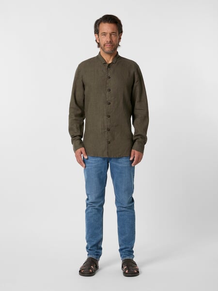 Chemise en lin pour homme Olive, présenté sur un modèle