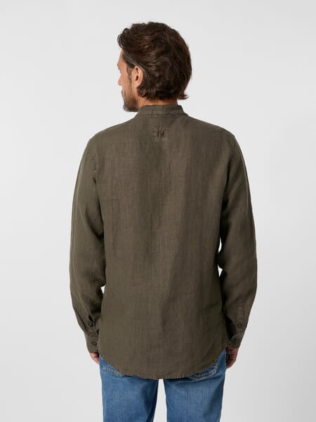 Linnen herenhemd Olive, gepresenteerd op een model