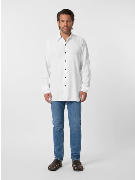 Chemise homme structurée Blanc cassé, présenté sur un modèle