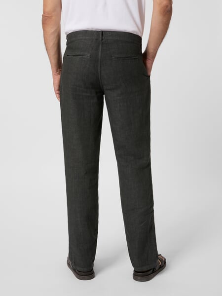 Linnen herenbroek Zwart-blauw, gepresenteerd op een model