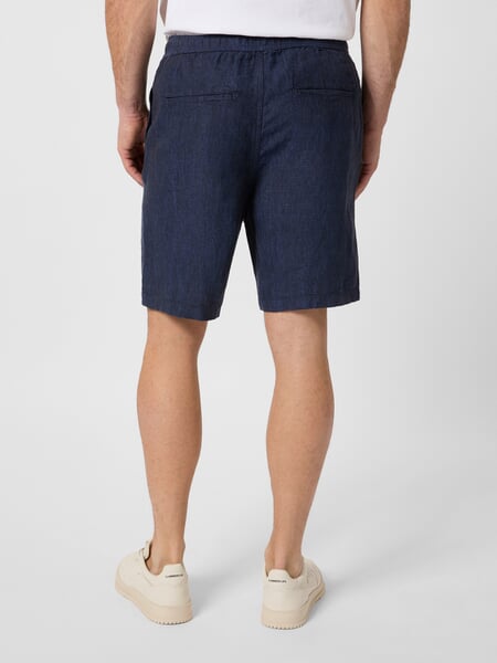 Linnen herenshort Marine gemêleerd, gepresenteerd op een model