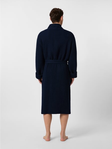 Unisex-badekåbe i vaffelpiqué Navy, præsenteret på en model