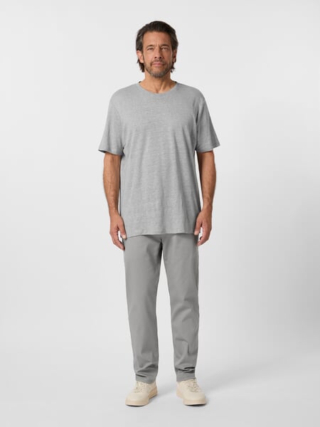 Herren-Leinenshirt Grau, Tragebild
