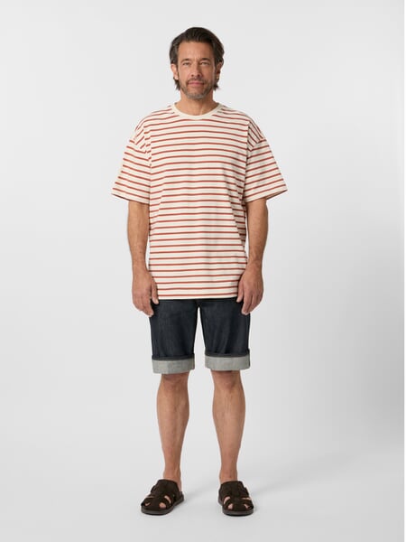 Herren-Ringelshirt Offwhite-Rostrot, Tragebild