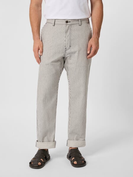 Herrenhose gestreift Offwhite-Navy, Tragebild