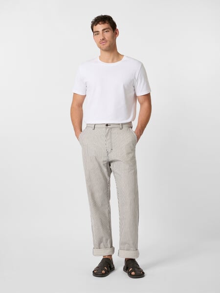 Herrenhose gestreift Offwhite-Navy, Tragebild