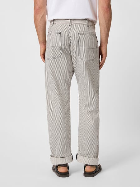Herrenhose gestreift Offwhite-Navy, Tragebild