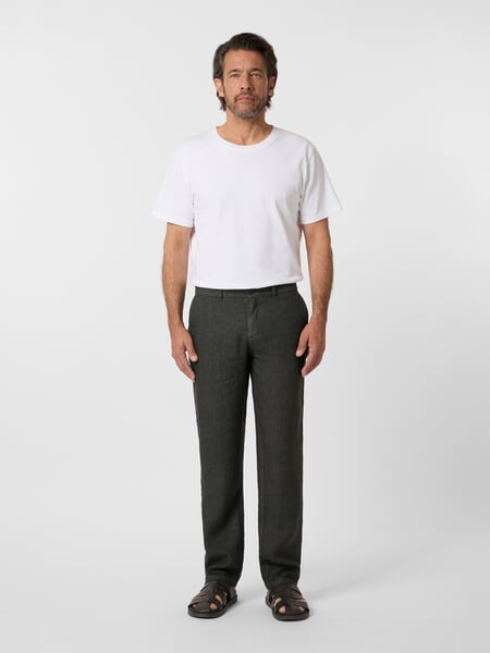 Linnen herenbroek Zwart-blauw, gepresenteerd op een model