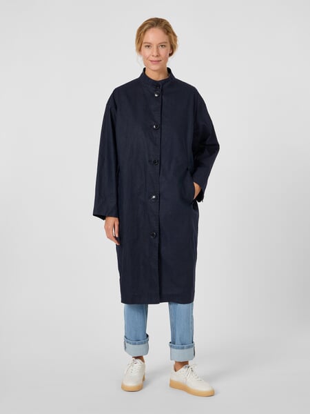 Damesjas van linnen Donkerblauw, gepresenteerd op een model