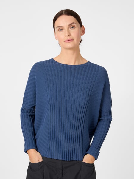 Ribstrikket dametrøje Blue, præsenteret på en model