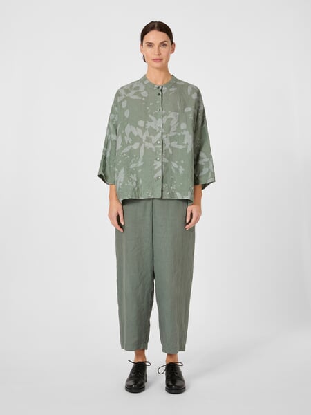 Blusa de mujer de cáñamo estampada Verde salvia, Tragebild