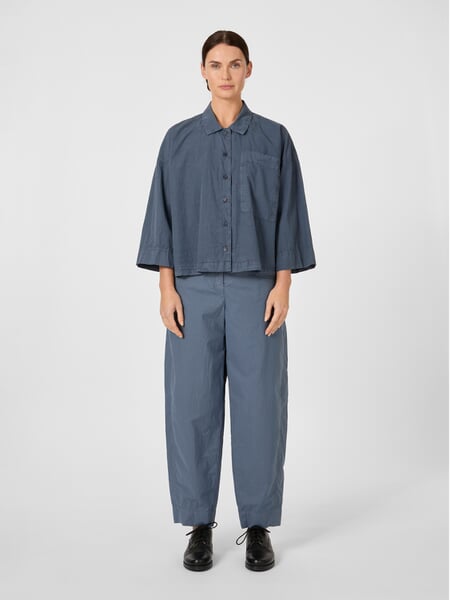 Damenbluse mit Brusttasche Blau, Tragebild