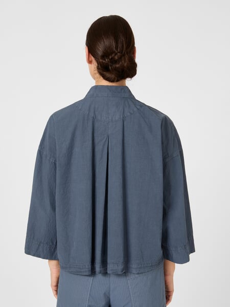 Damenbluse mit Brusttasche Blau, Tragebild