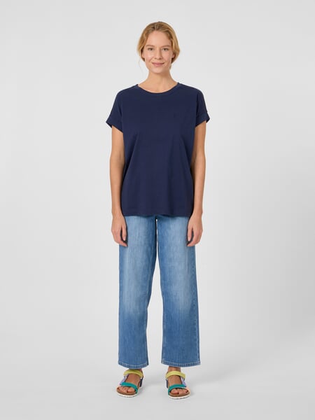 Dame-bomuldsskjorte Navy, præsenteret på en model